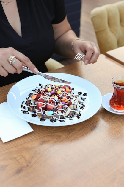 Köstliche Waffeln mit Schokoladensauce