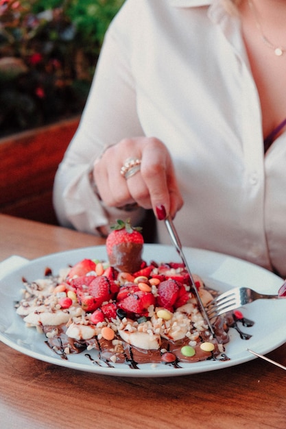 Köstliche Waffeln mit Schokoladensauce