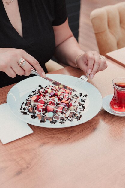 Köstliche Waffeln mit Schokoladensauce