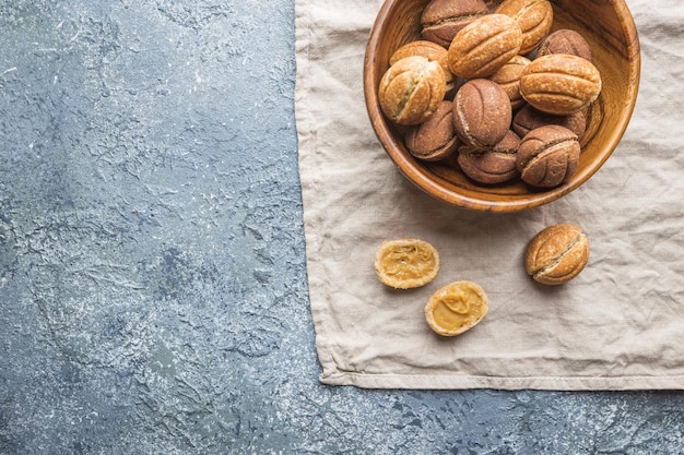 Köstliche walnussförmige Shortbread-Sandwichkekse gefüllt mit süßer Kondensmilch, Ansicht von oben