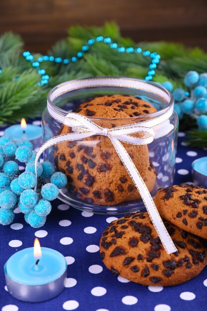 Köstliche Weihnachtsplätzchen im Glas auf dem Tisch auf hölzernem Hintergrund