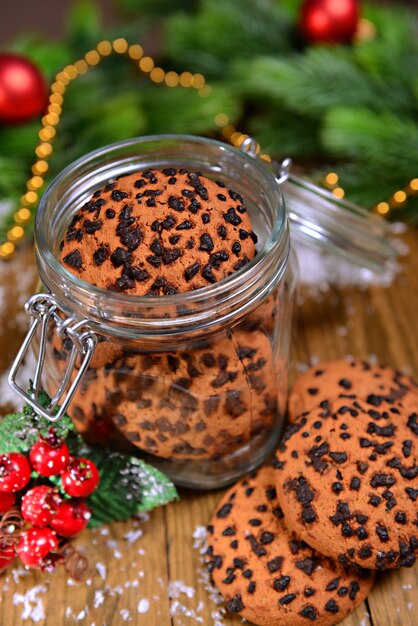 Köstliche Weihnachtsplätzchen im Glas auf Tischnahaufnahme