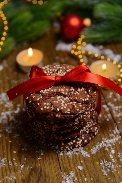 Köstliche Weihnachtsplätzchen im Glas auf Tischnahaufnahme