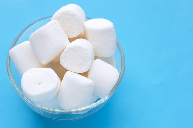 Köstliche weiße Marshmallows auf blauem Hintergrund