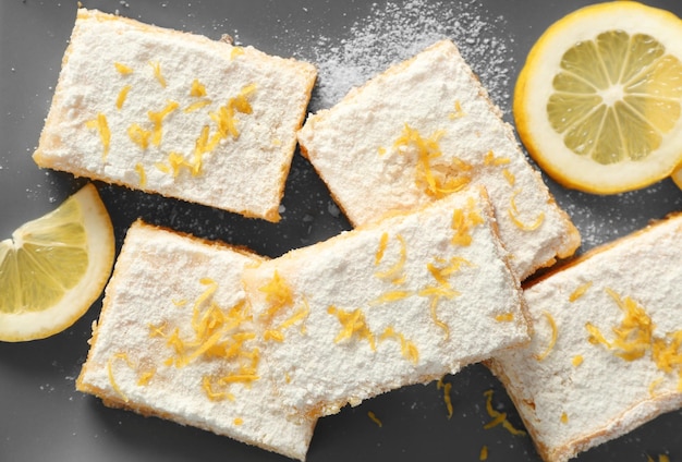 Köstliche Zitronenkuchenriegel auf dem Tisch in Nahaufnahme