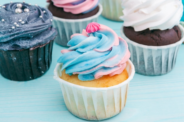 Köstliche Zusammenstellung von schönen kleinen Kuchen nah oben