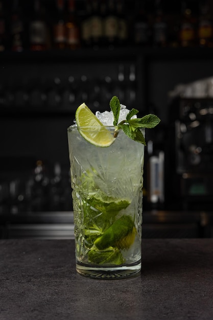 Köstlicher alkoholischer Cocktail auf dunklem Hintergrund