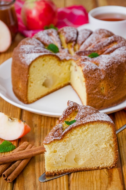 Köstlicher Apfelkuchen mit Zimt-Karamell-Sauce