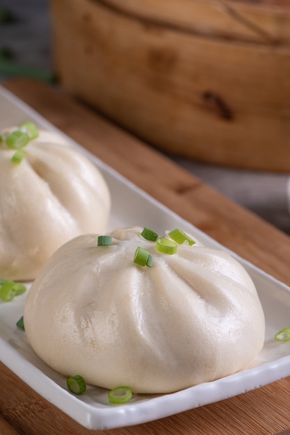Köstlicher Baozi, chinesisches gedämpftes Fleischbrötchen ist fertig ...