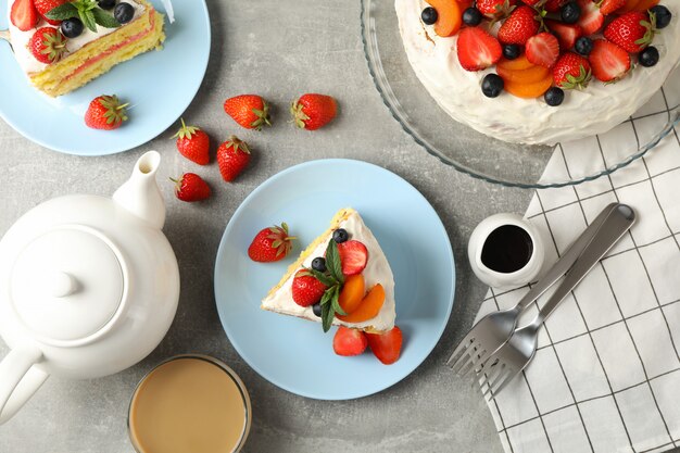 köstlicher Beerencremekuchen auf grauem Hintergrund