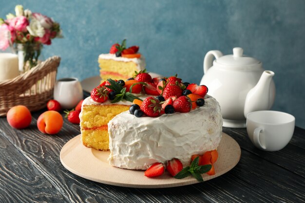 köstlicher Beerencremekuchen auf Holztisch