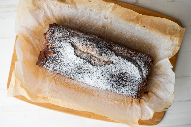 Köstlicher Biskuitkuchen mit Schokoladenstückchen.