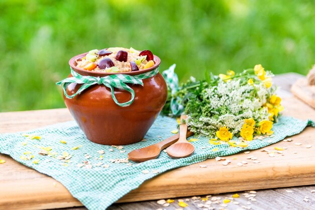 Köstlicher Brei mit Obst zum Frühstück.