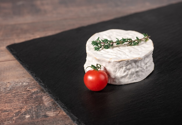 Köstlicher Briekäse auf schwarzem Hintergrund. Brie-Käsesorte. Camembert