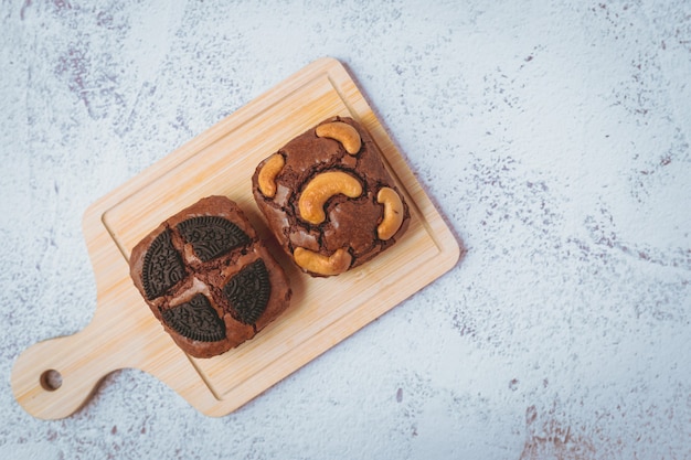 Köstlicher Brownies-Kuchen auf weißem Hintergrund für Bäckerei-, Lebensmittel- und Esskonzept