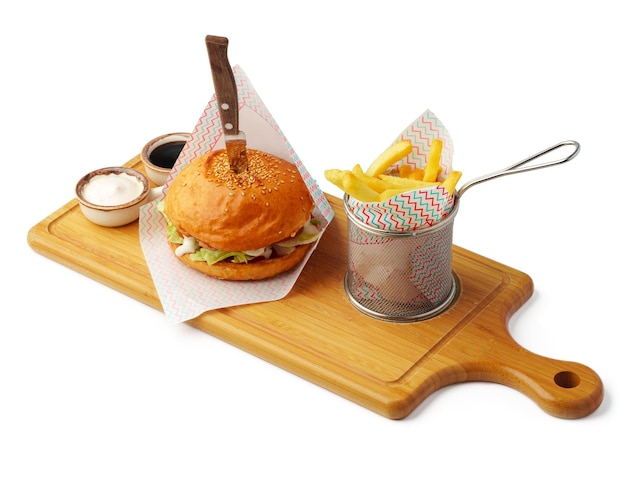 Köstlicher Burger auf Holzbrett isoliert auf weißem Hintergrund