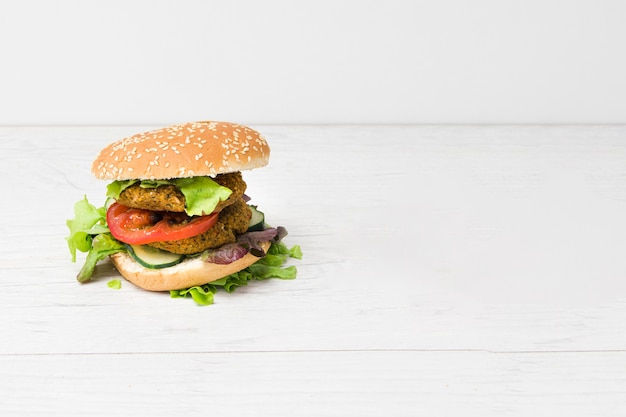 Foto köstlicher burger der vorderansicht mit kopienraum