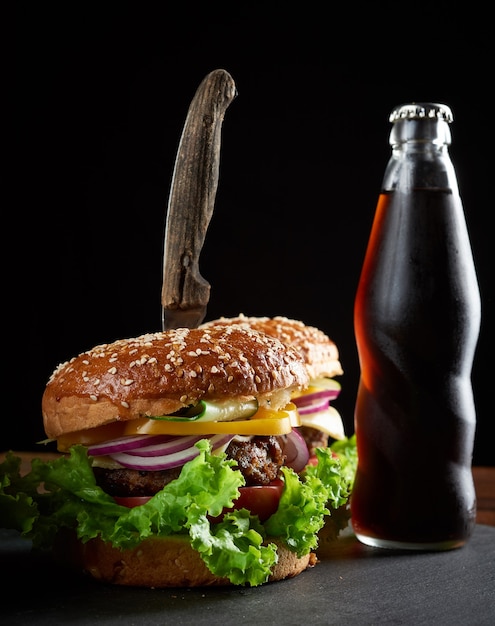 Köstlicher Burger mit gebratenem Rinderkotelett und Zwiebeln. knuspriges weißes Weizenmehlbrötchen