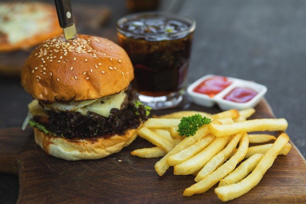 Köstlicher Burger mit Pommes Frites und Cola-Drink