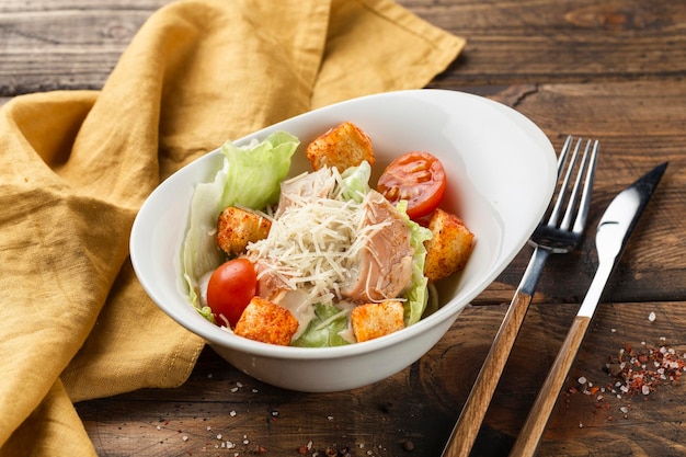 Köstlicher Caesar-Salat mit Hähnchen-Parmesan-Käse-Dressing und Croutons