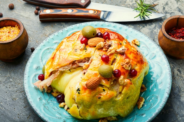 Köstlicher Camembertkäse in Teig und Speck gebacken