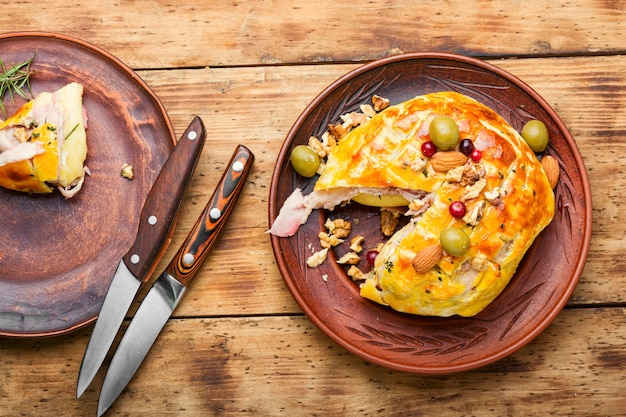 Köstlicher Camembertkäse in Teig und Speck gebacken