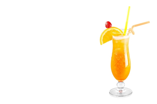 Köstlicher Cocktail mit Eis und Orange im Hintergrund