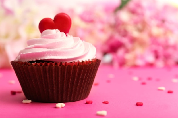 Köstlicher Cupcake zum Valentinstag aus nächster Nähe
