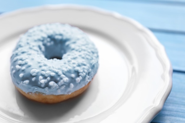 Köstlicher Donut auf Teller in Nahaufnahme