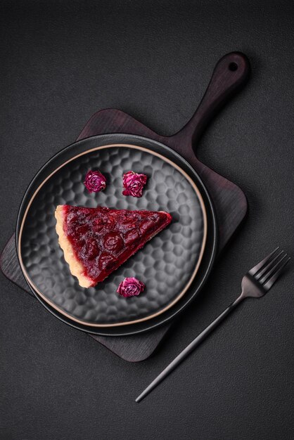 Foto köstlicher, duftender süßer kuchen mit kirschbeeren auf einem keramikteller