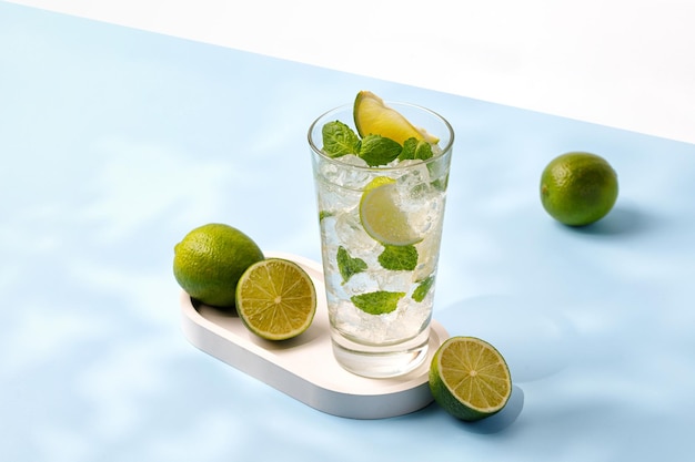 Köstlicher erfrischender Sommermojito mit Eiskalk und Minze in einem Glas mit Tropfen Sunshine Copy Space