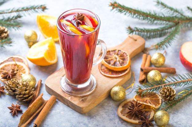 Köstlicher Feiertag des Weihnachtsglühweins mögen Partys mit orange Zimtsternanisgewürzen.