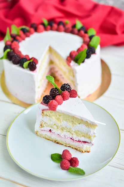 Köstlicher festlicher Kuchen mit frischen Himbeeren, Brombeeren und Rosmarin