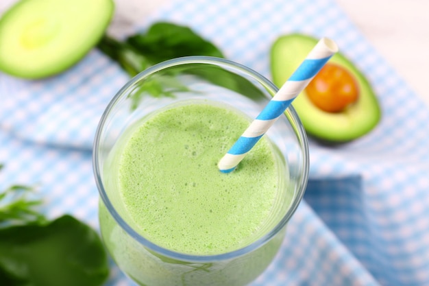 Köstlicher frischer Avocado-Smoothie