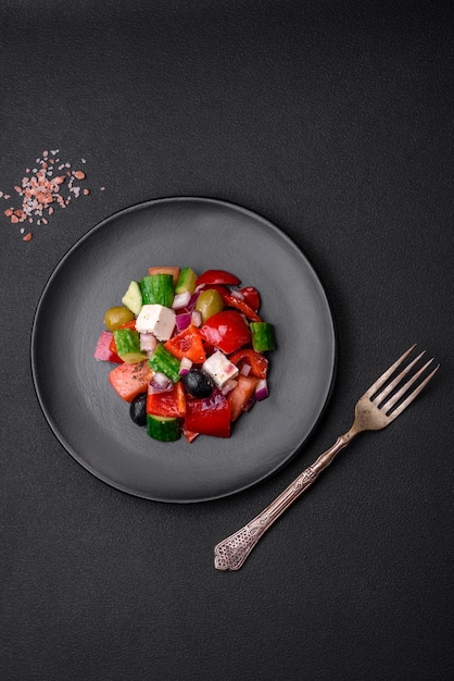 Köstlicher frischer griechischer Salat mit Feta-Käse-Oliven-Tomaten und Gurken