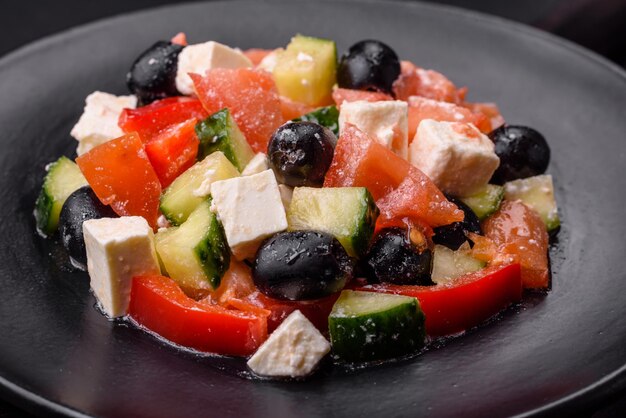 Köstlicher frischer griechischer Salat mit Oliven-Tomaten-Gurken und Feta-Käse