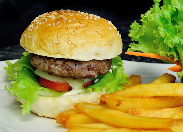 Köstlicher frischer hausgemachter Burger mit Pommes Frites