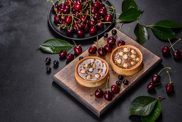 Köstlicher frischer Nougat und Nusstorte mit frischen Beeren auf einem Holzschneidebrett