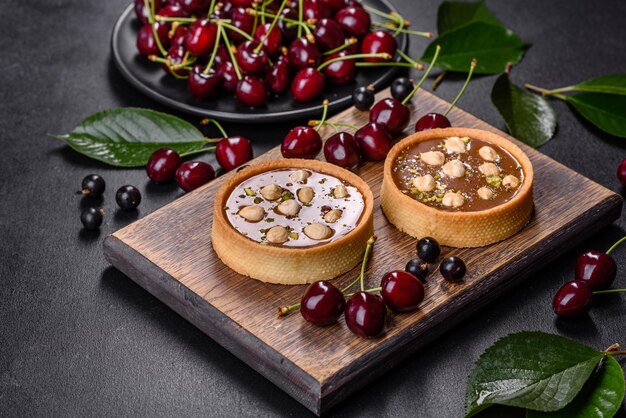 Köstlicher frischer Nougat und Nusstorte mit frischen Beeren auf einem Holzschneidebrett