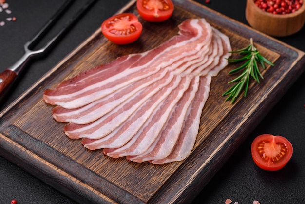 Köstlicher frischer Pancetta mit Salz und Gewürzen in dünne Scheiben geschnitten