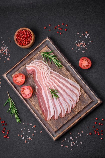 Köstlicher frischer Pancetta mit Salz und Gewürzen in dünne Scheiben geschnitten