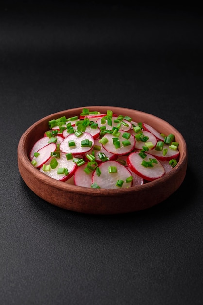 Köstlicher frischer Salat aus geschnittenen Radieschen mit Frühlingszwiebelsalz und Olivenöl