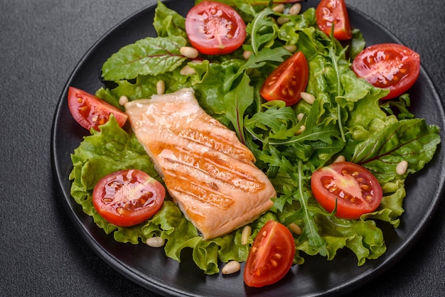 Köstlicher frischer Salat mit Fisch, Tomaten und Salatblättern