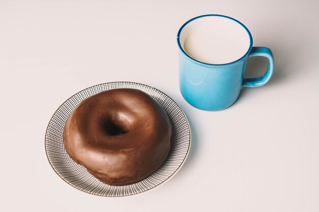 Köstlicher frischer Schokoladendonut auf weißem Hintergrund Appetitlich leckerer glasierter Donut zum Verzehr bereit