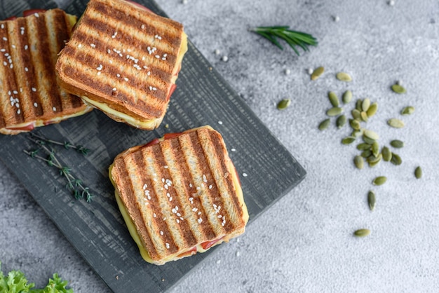 Köstlicher frischer Toastgrill mit Käse und Schinken. Sandwiches, schneller Snack