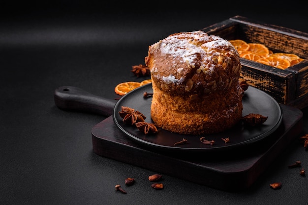 Köstlicher frischer Weihnachtskuchen mit Obst- und Rosinen-Panettone