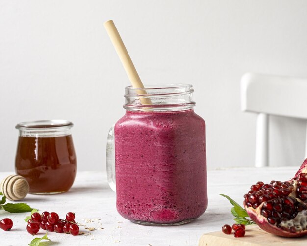 köstlicher Frucht-Smoothie mit Stroh, hohe Qualität und Auflösung, wunderschönes Foto-Konzept