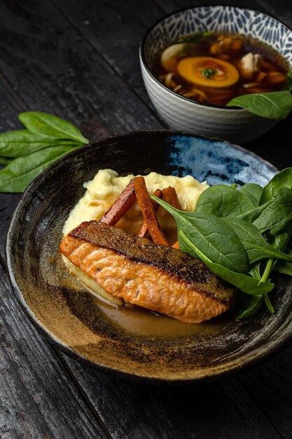 köstlicher gebratener Fisch in einem Restaurant