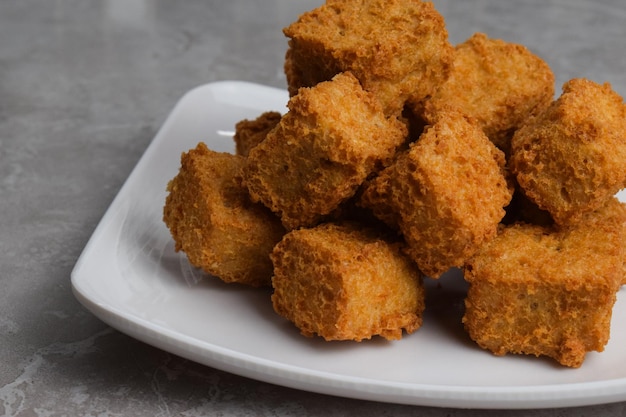 Köstlicher gebratener Tofu auf Platte