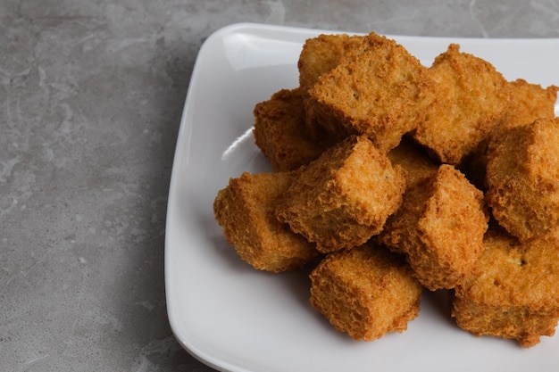 Köstlicher gebratener Tofu auf Platte